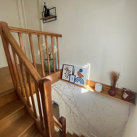 Petite Maison De *